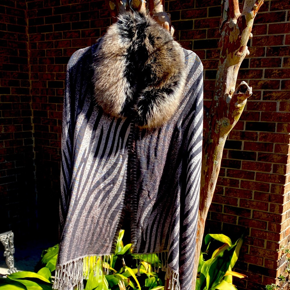 Elegant Black and Gray Cape with Faux Fur Collar